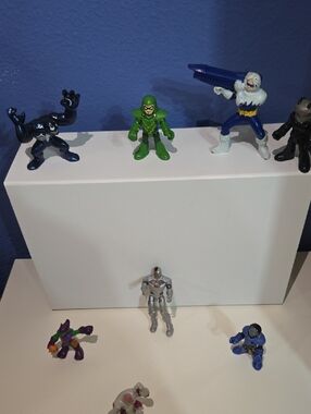 Green Hooded Hero Kids Toy 8 Figures - Unbranded Great Conditions